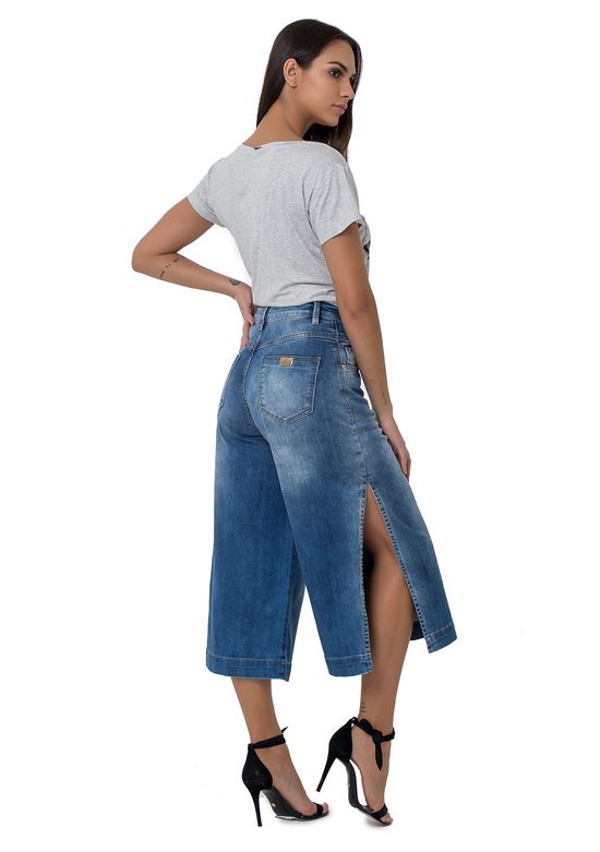 Calca-Jeans-Pantacourt-Com-Barra-Desfeita