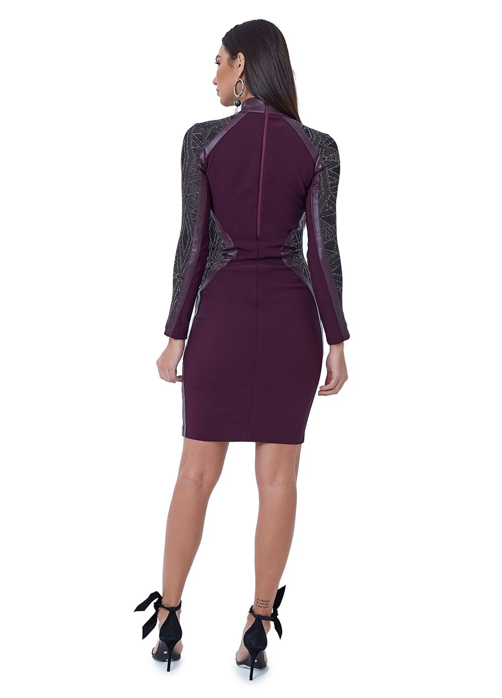 vestido justo com brilho