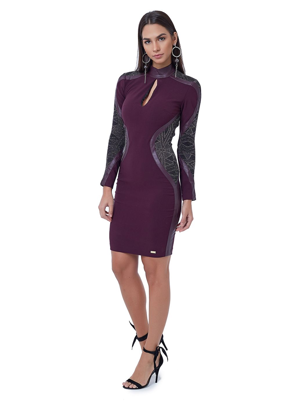 vestido justo com brilho