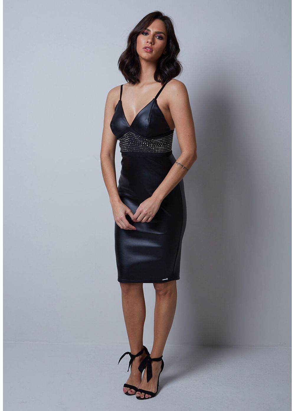 vestido justo com brilho